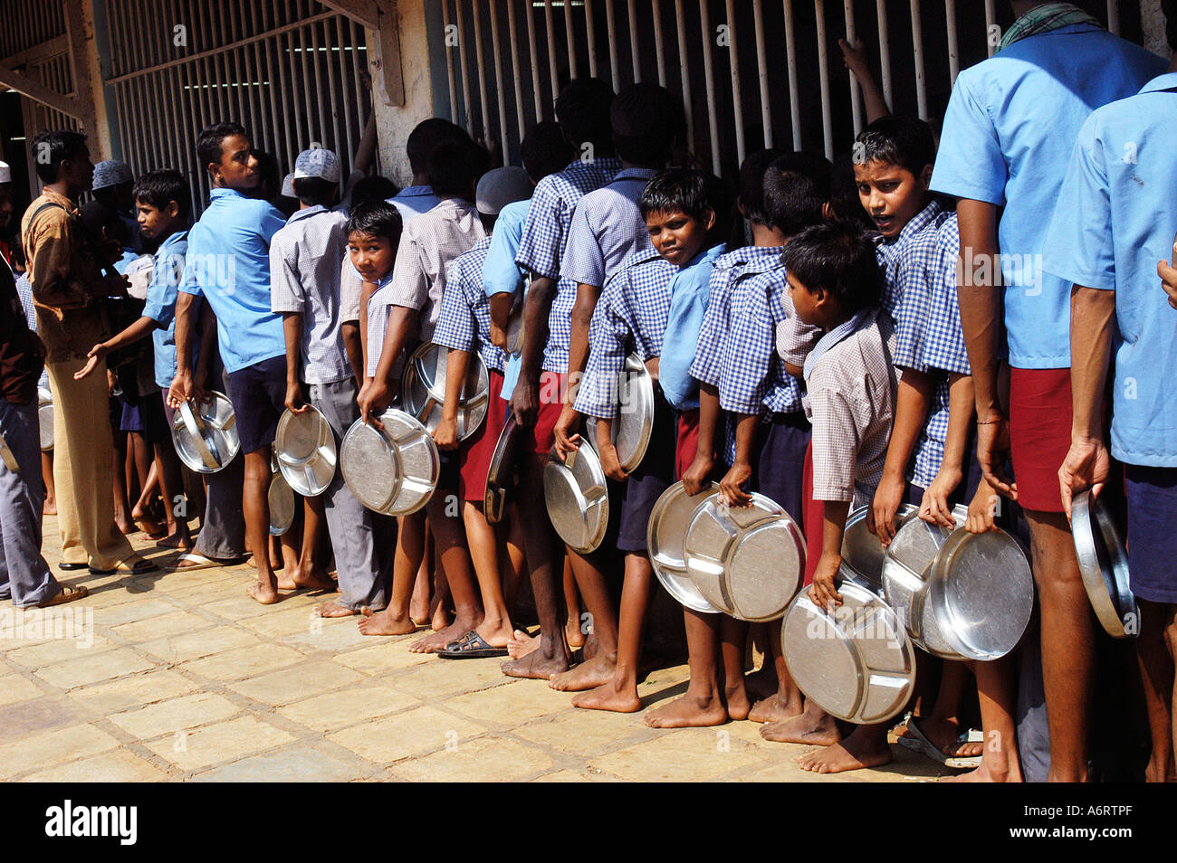 ASB77324 Kinder stehen in Warteschlange für freie Mahlzeiten, Indien Stockfoto