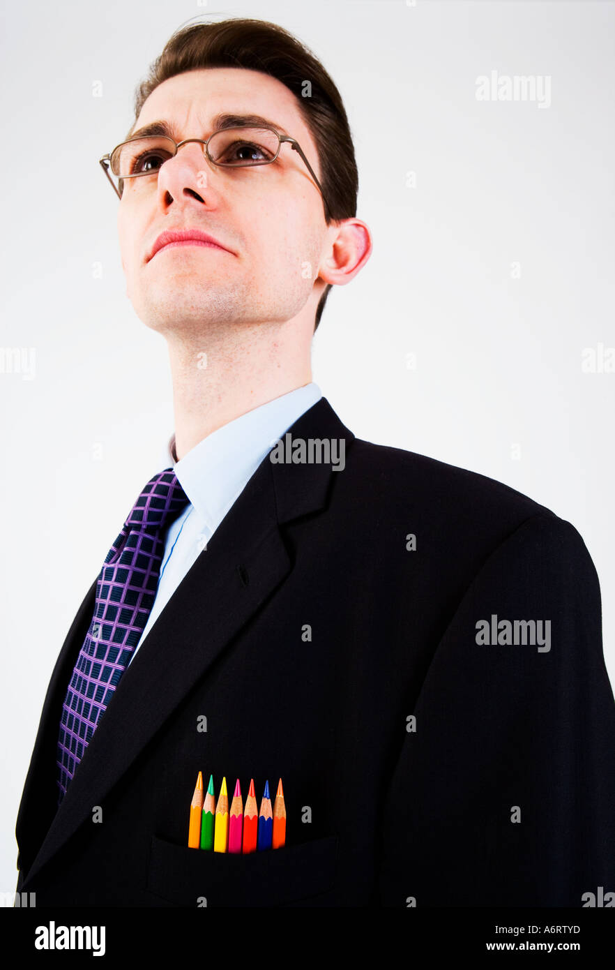 BUSINESS-MANN IM DUNKLEN ANZUG MIT BUNTSTIFTE IN SEINER BRUSTTASCHE Stockfoto