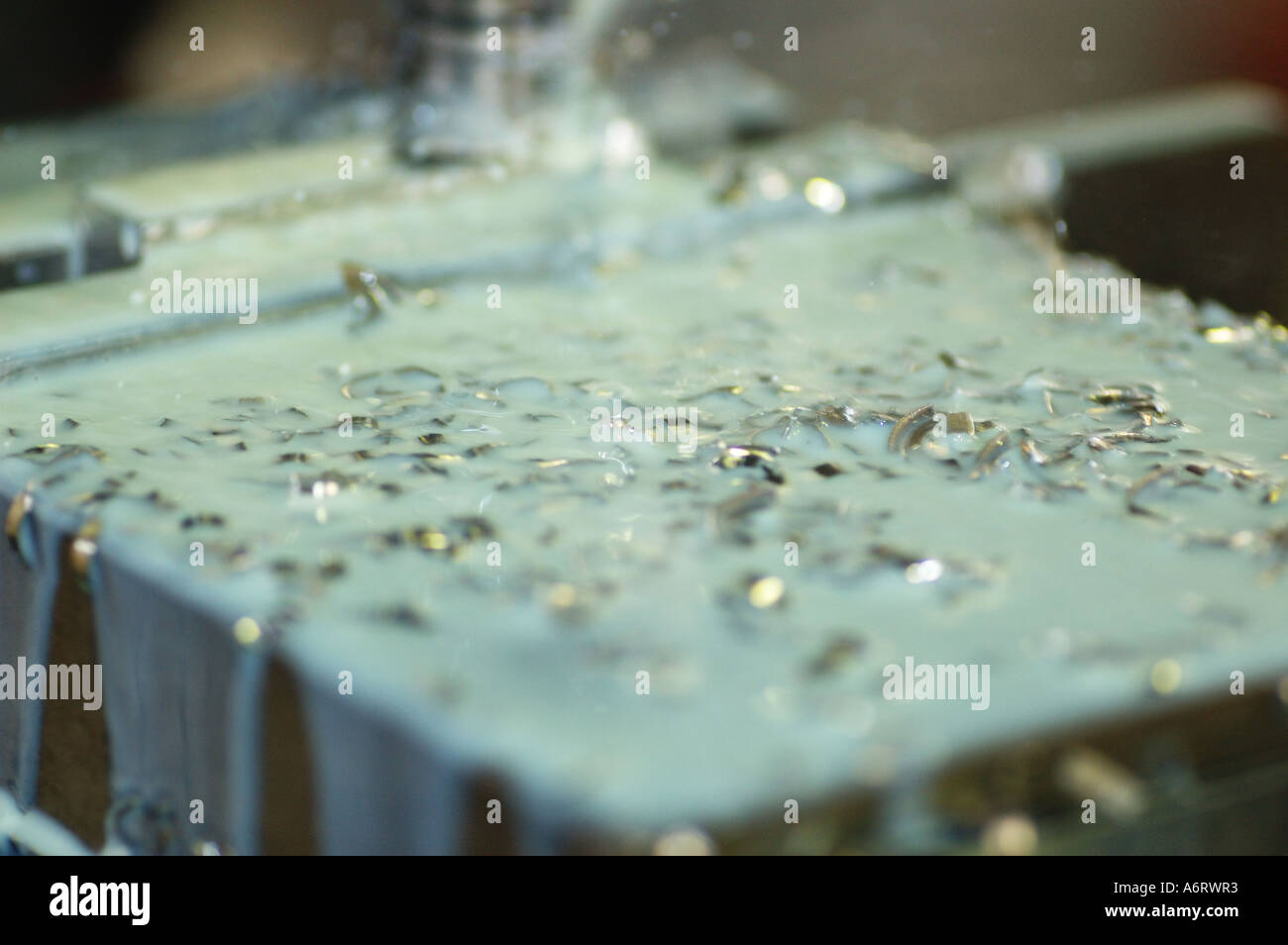 Abfräsen von Schnitten und wasserlösliche Öl auf Metall Fräsen Tisch Stockfoto