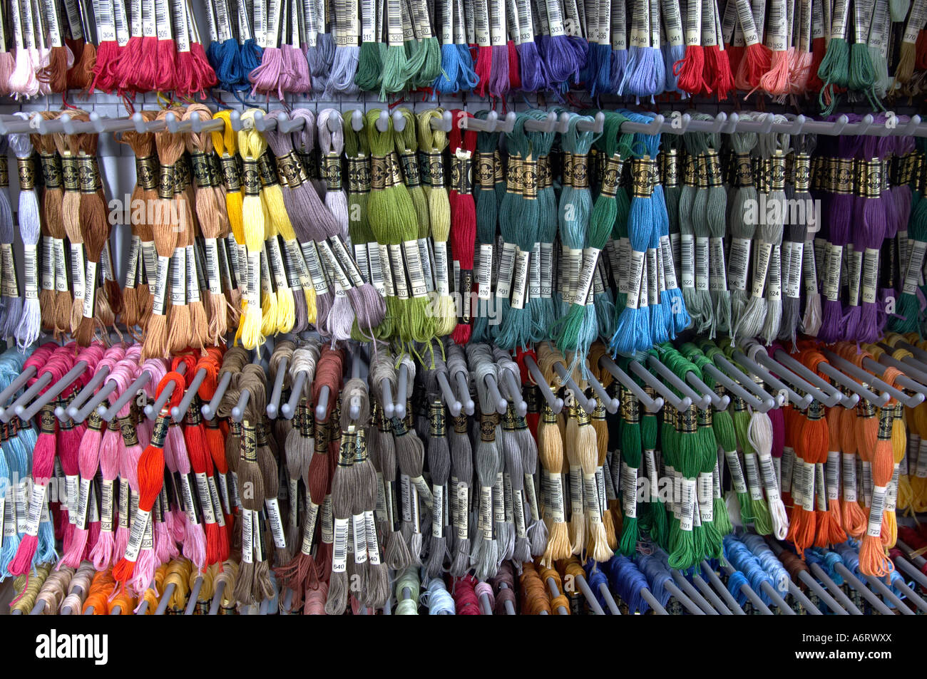 Teppich Wolle in verschiedenen Farben-Reihen von farbigen Faden Stockfoto