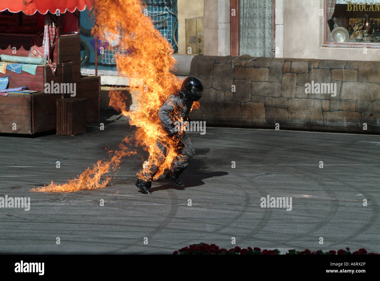 Stunt-Mann unter Feuer Stockfoto