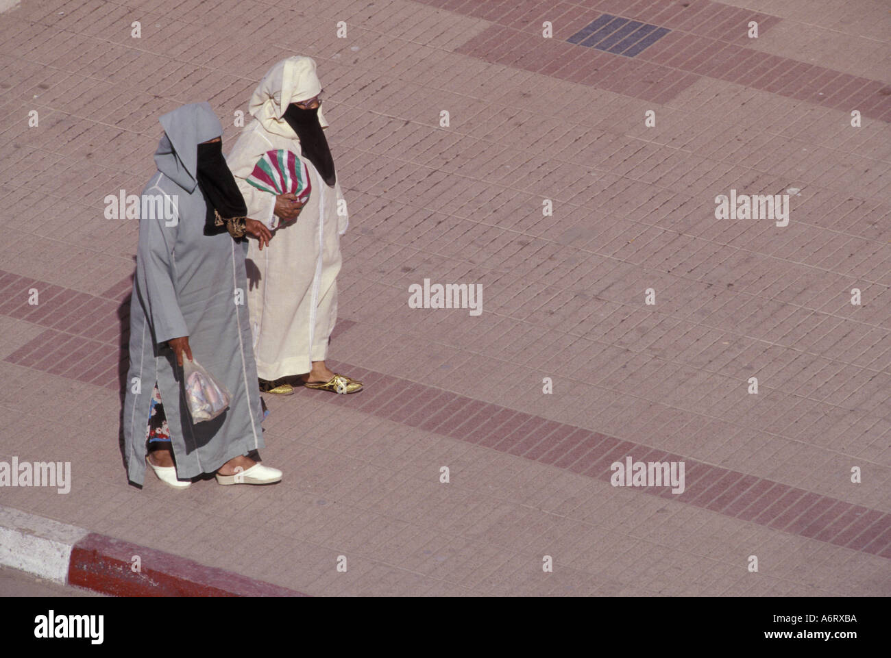 Afrika, Marokko, Essaouira, verschleierte muslimische Frauen zu Fuß über Platz Stockfoto