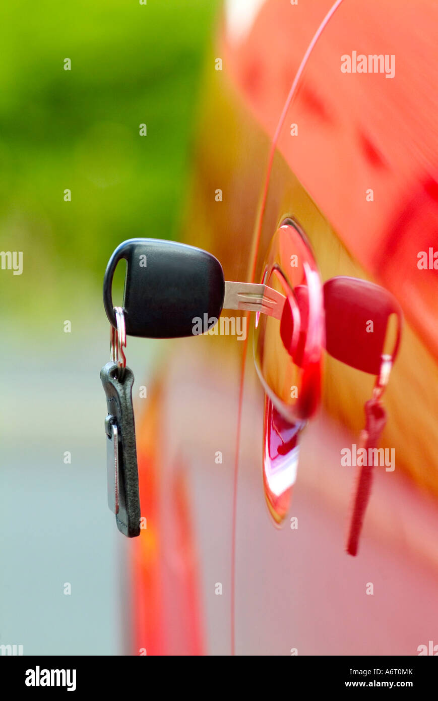 Autoschlüssel im Autotür links Stockfoto