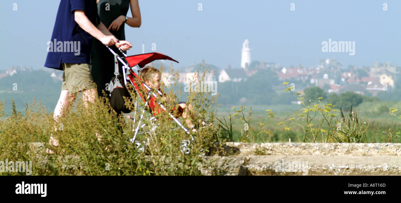 Baby im Kinderwagen schieben, am Sonntag Fuß Southwold, Suffolk Stockfoto