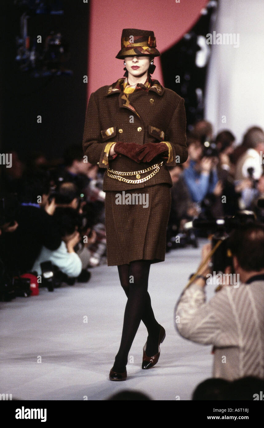 Mode, 1990er Jahre, Schaufensterpuppe, mit Miniskirt und Jacke, Laufsteg, autmn Winter, von Chanel, Paris, 1990, 90er Jahre, Stockfoto