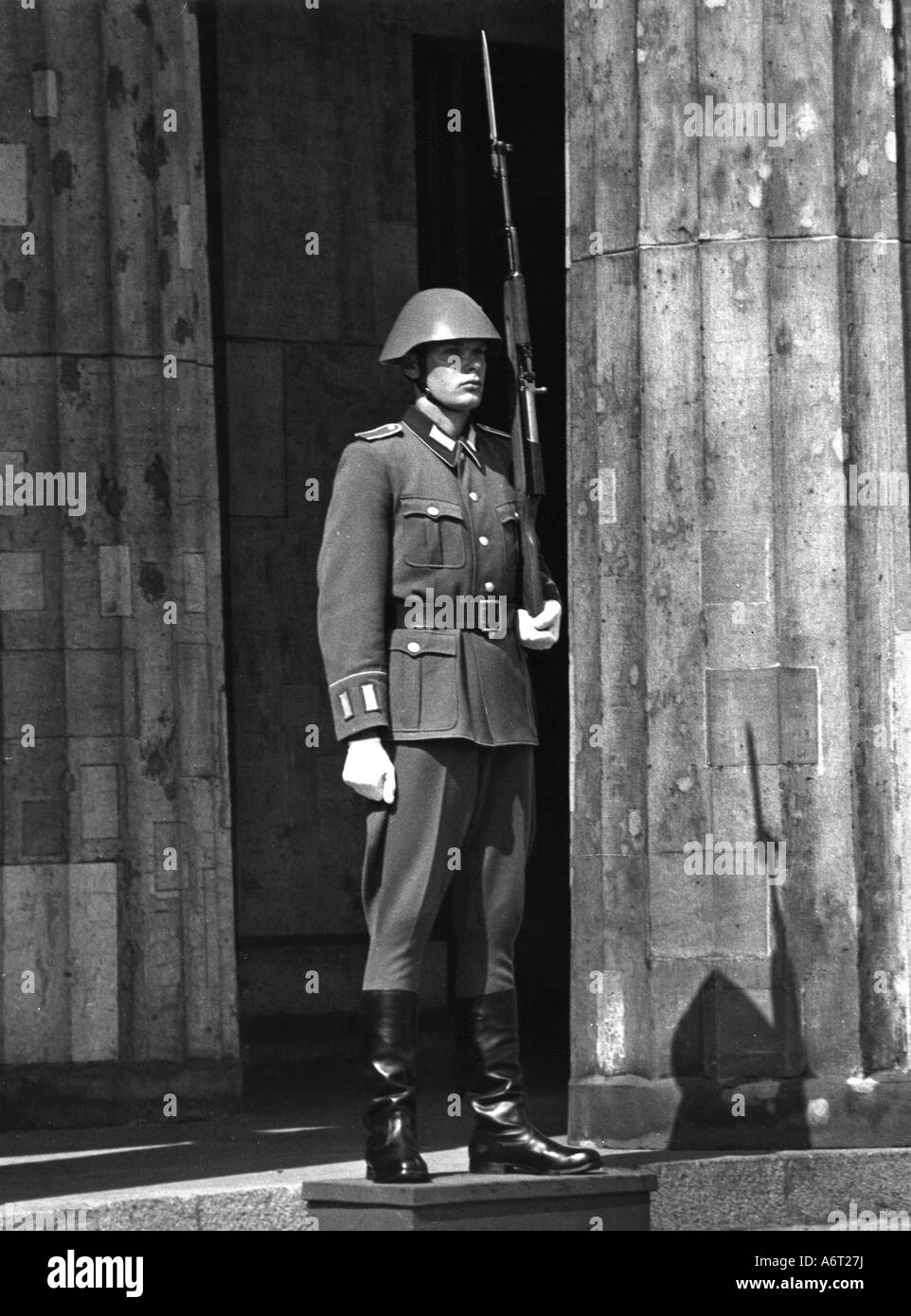 Militär, Deutschland, Deutsche Demokratische Republik, Nationale Volksarmee, 1. Garderegiment "Friedrich Engels", Soldat der Ehrengarde, neue Wache, unter den Linden, Ostberlin, DDR, Uniform, Stahlhelm, Gewehr, Wache, Sentry, 20. Jahrhundert, Stockfoto