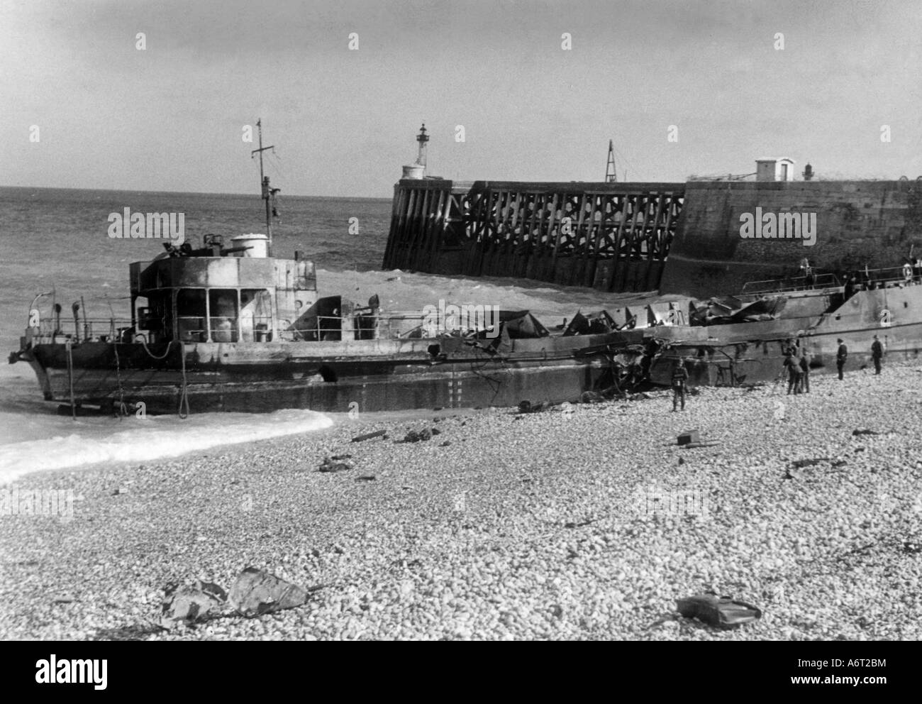 Ereignisse, Zweiter Weltkrieg/Zweiter Weltkrieg, Frankreich, Dieppe, 19.8.1942, zerstörte britische Landungsfahrzeuge am Strand, Stockfoto