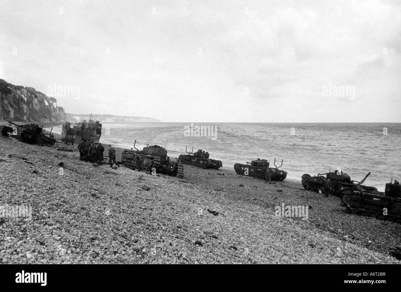 Ereignisse, Zweiter Weltkrieg/zweiter Weltkrieg, Frankreich, Dieppe, 19.8.1942, zerstörte "Churchill"-Panzer des 14. Kanadischen Armee-Panzer-Regiments (Calgary Tanks) am Strand, Stockfoto