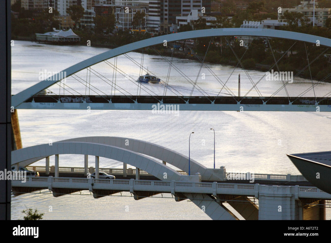 Straßen- und Eisenbahnbrücken über den Brisbane River in Queensland-Australien Stockfoto