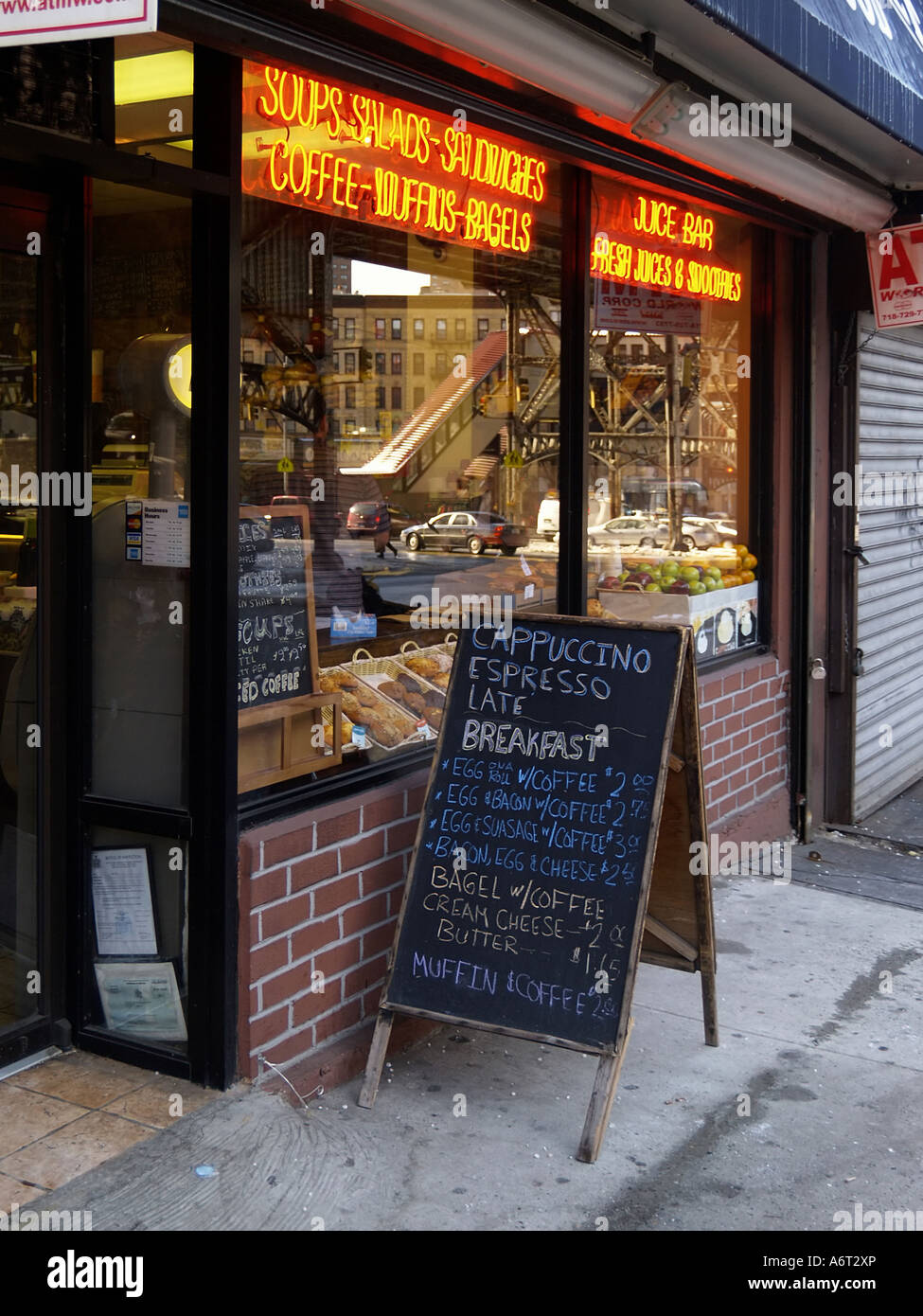 Schwarze Kreide Vertrieb melden Sie sich außerhalb eines Coffee-Shop oder Deli auf der upper West Side von Manhattan am Morgen, mit Neon-Schild. Stockfoto