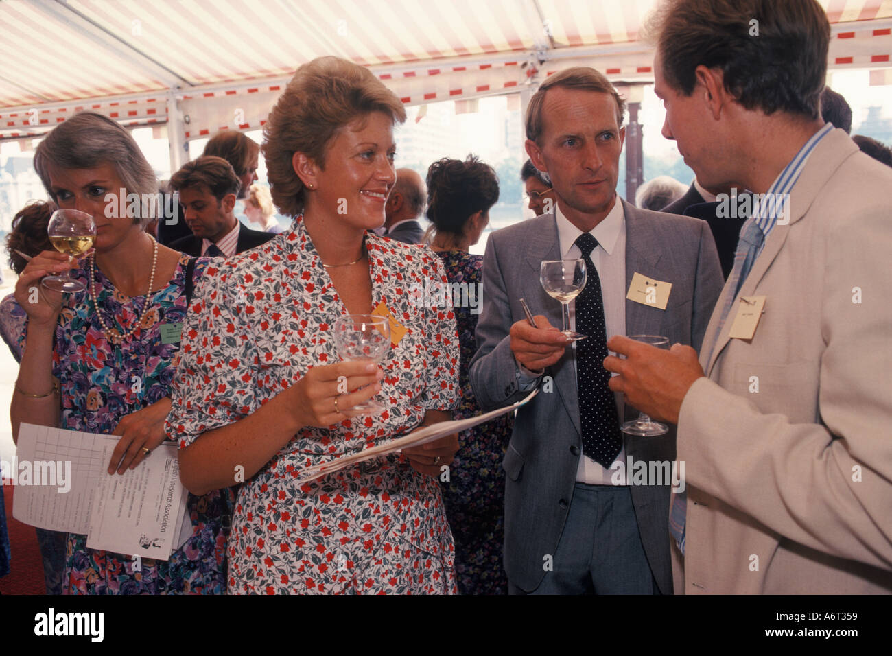 Mitglieder der English Vineyard Association verkosten verschiedene englische Weine auf der Members Terrace im House of Lords, London.1989 1980s HOMER SYKES Stockfoto