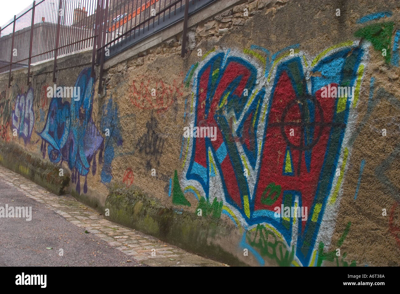 Graffiti an der Wand in den Seitenstraßen von Beaune, Frankreich Stockfoto