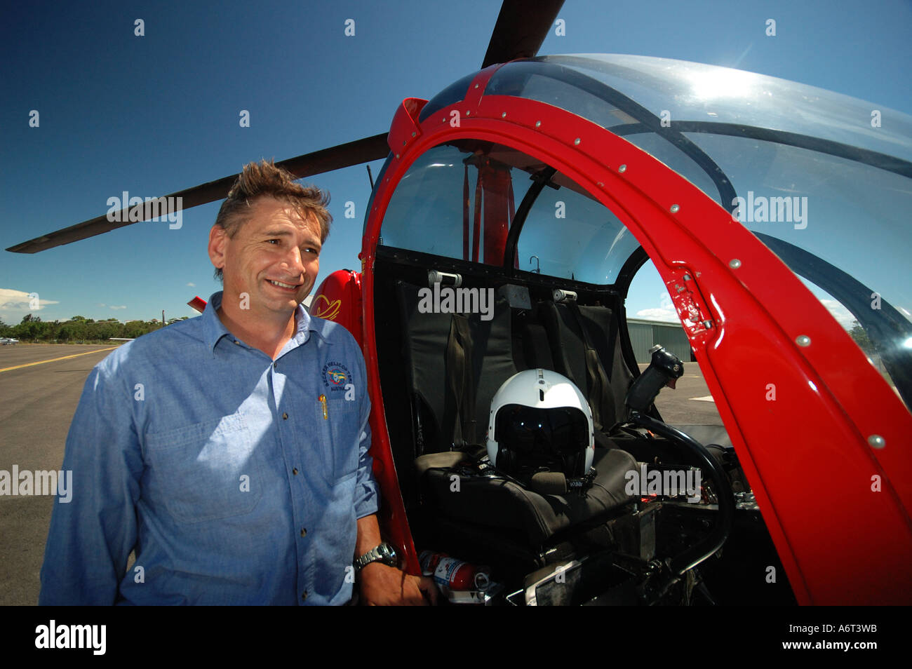 Hubschrauber-Pilot Pre-Flight-Checks durchführen Stockfoto