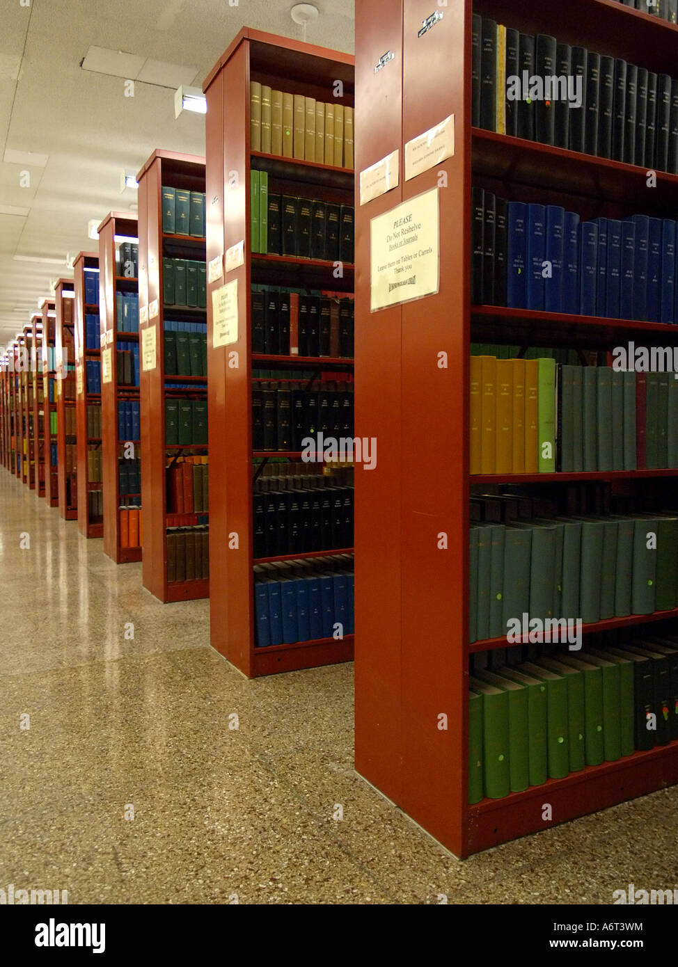 Reihen und Reihen verweisen der alten Bücher in den Regalen der Fogelman Bibliothek an der New School for Social Research. Stockfoto