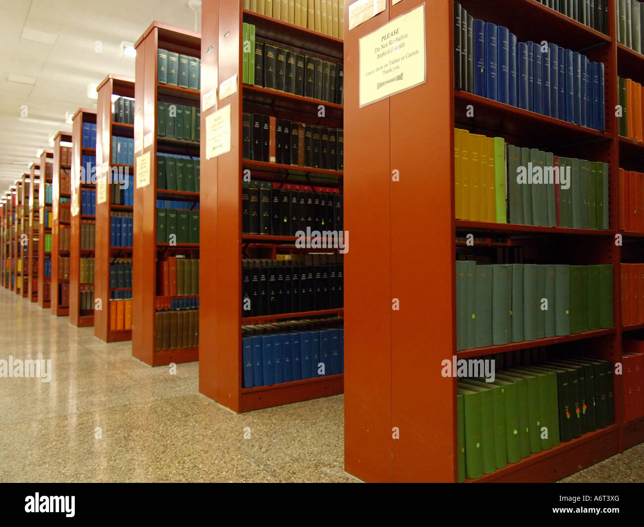 Reihen und Reihen verweisen der alten Bücher in den Regalen der Fogelman Bibliothek an der New School for Social Research. Stockfoto