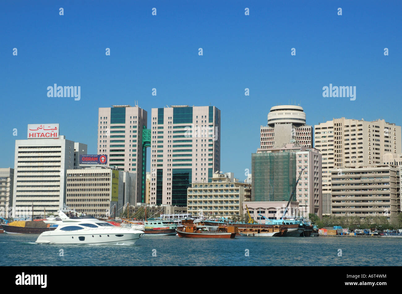 Dubai.The "Creek" belebten Wasserstraße durch die Stadt von Sportbooten und gewerblichen Verkehr verwendet. Stockfoto