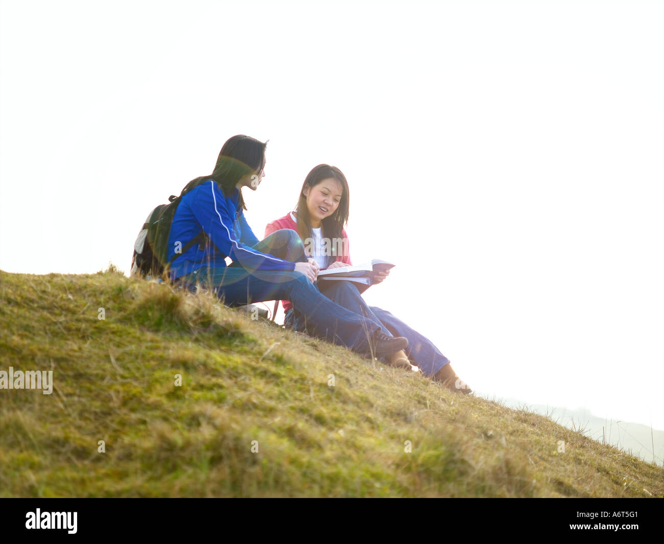 Studenten sitzen auf Hügel Stockfoto