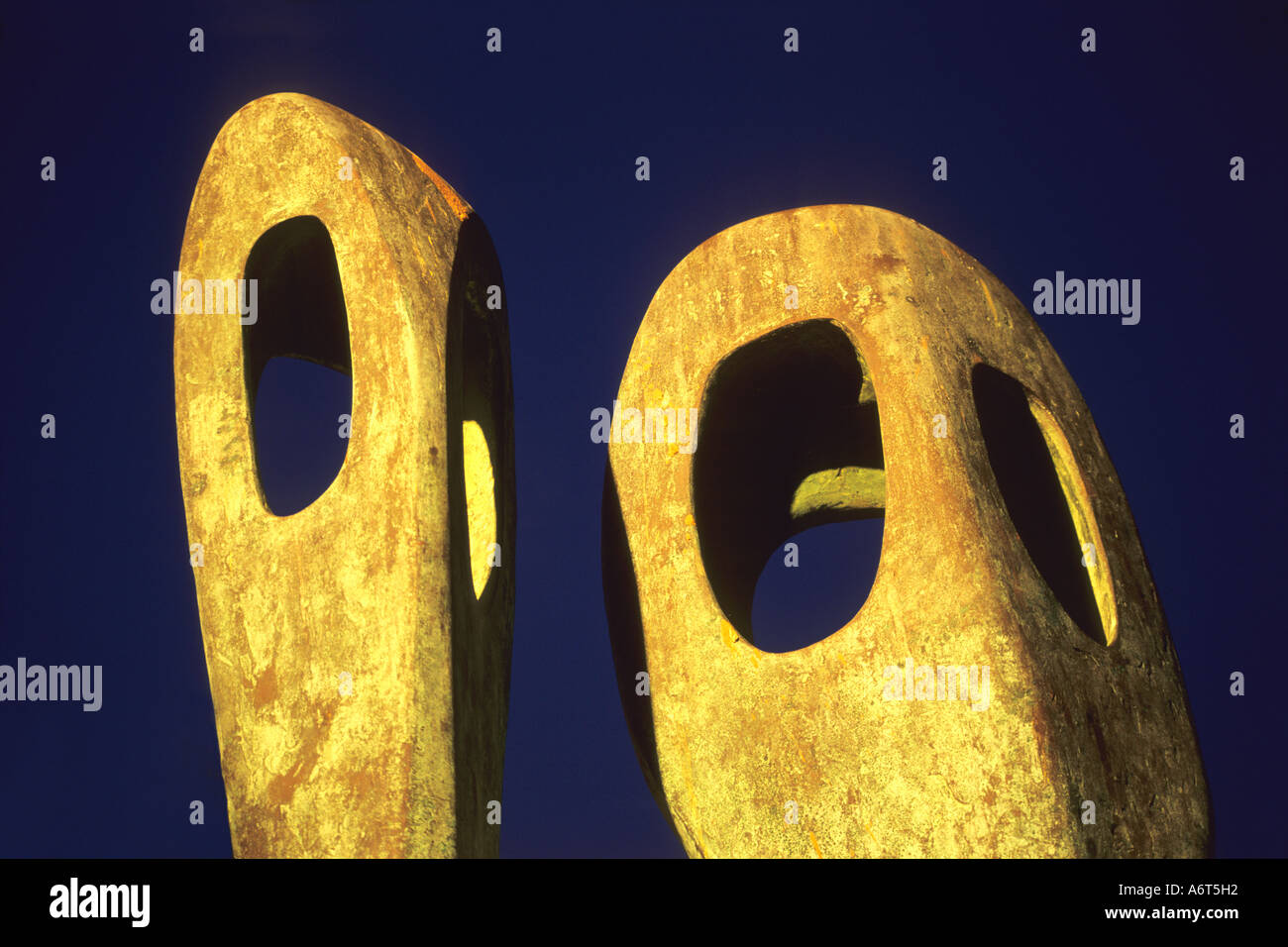 Bronzeskulptur von Barbara Hepworth außerhalb Barnaloft Ferienwohnungen in St Ives Cornwall England UK United Kingdom GB groß Stockfoto