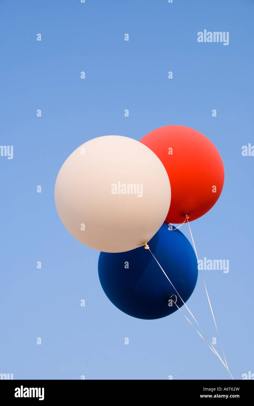 Roten weißen und blauen Luftballons auf einen blauen Himmelshintergrund Stockfoto