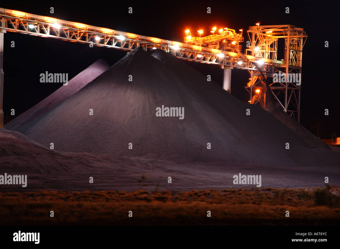 Kohle-laden-Vorrat bei Nacht Stockfoto