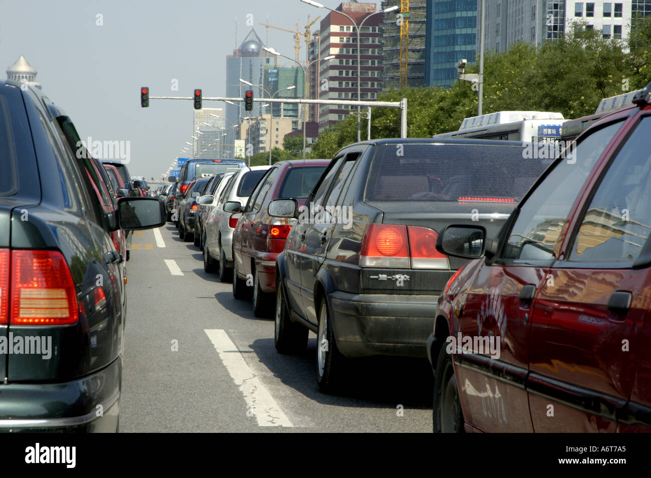 Lange Schlangen von Autos warten während einer Traffic jam auf einer Innenstadt Autobahn in Peking, China. Stockfoto