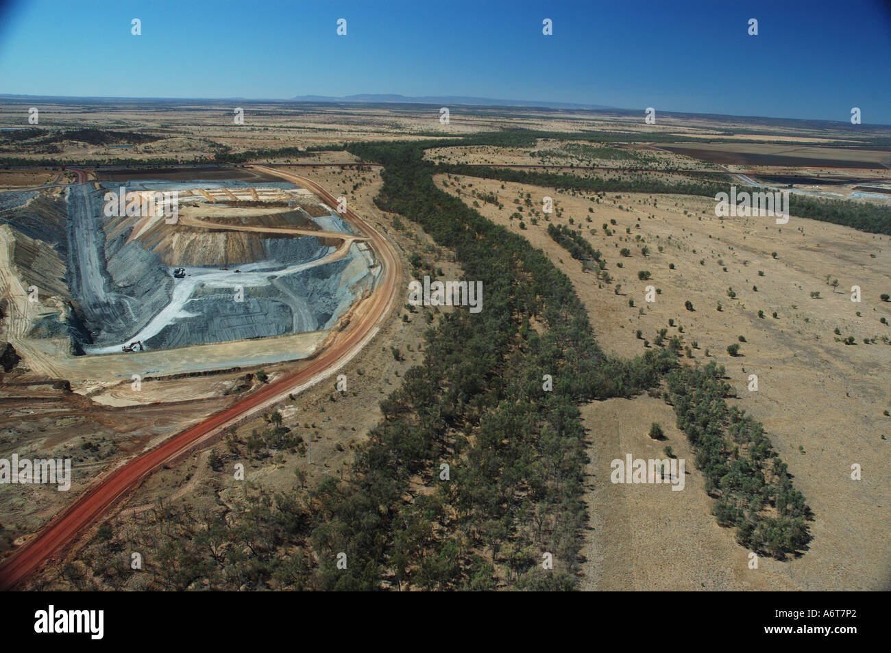 Outback-Fluss führt vorbei an offenen Schnitt Kohle mine Central Queensland Kohle-Becken Australien Stockfoto