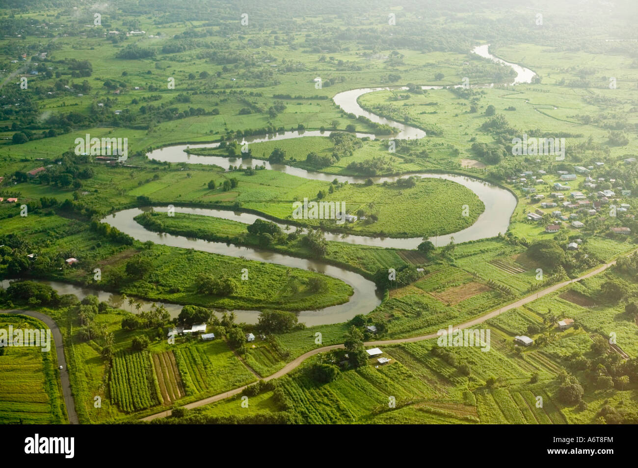 ein Fluss schlängelt sich durch die Landschaft auf Fidschi Stockfoto