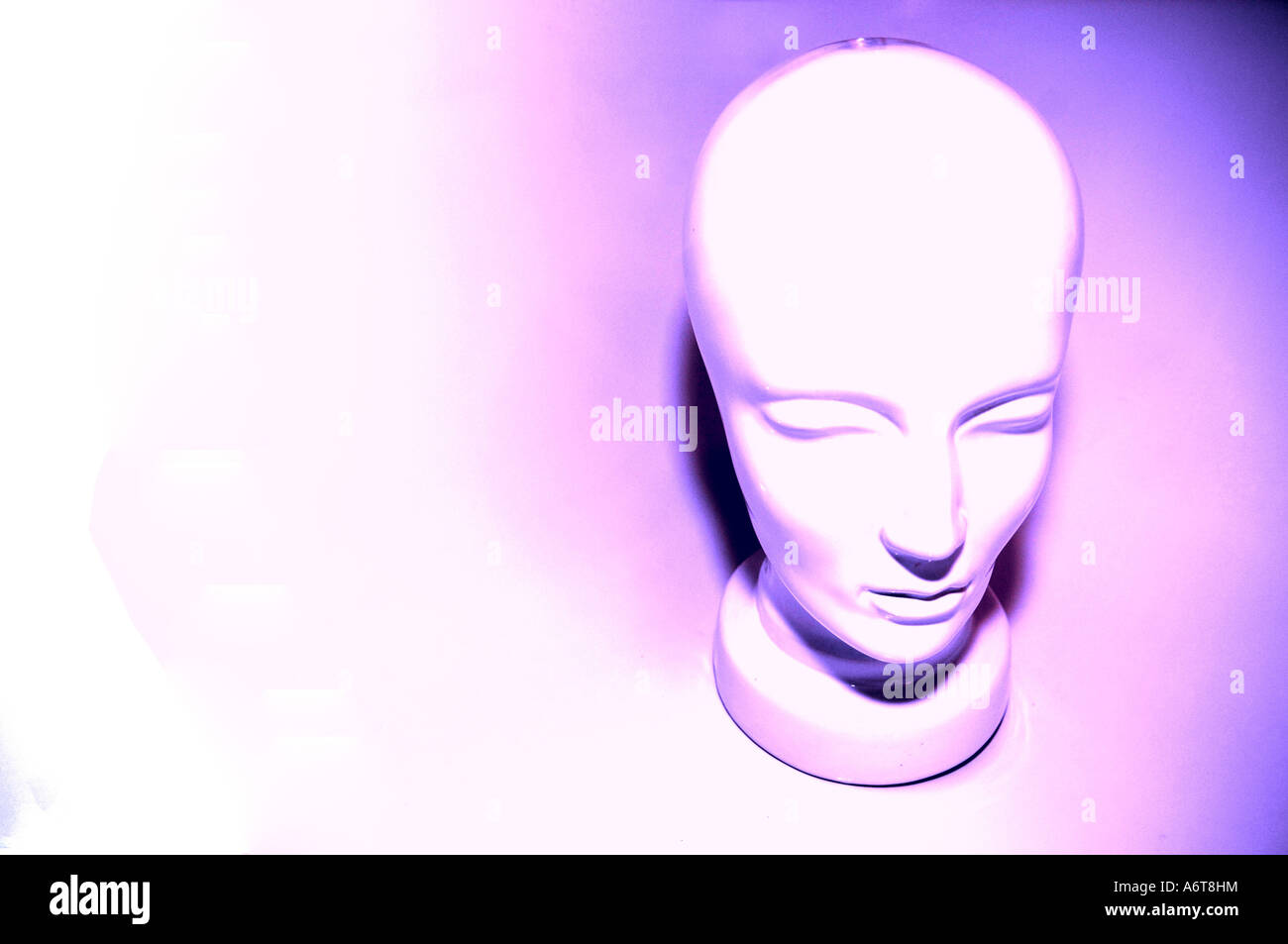 einem einziges Kopf Gesicht verbunden verknüpften geklonten Klone Klonen zukünftige futuristische Sci-Fi-Science-Fiction surreale horizontale Farbe c Stockfoto