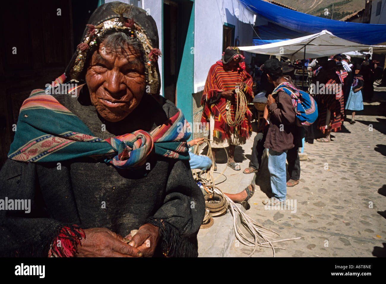 Alten indigenen Mann-Frau in traditioneller Kleidung steht in der Marktstraße in Stadt von Tarabuco Bolivien trägt ungewöhnliche Filzhut Stockfoto