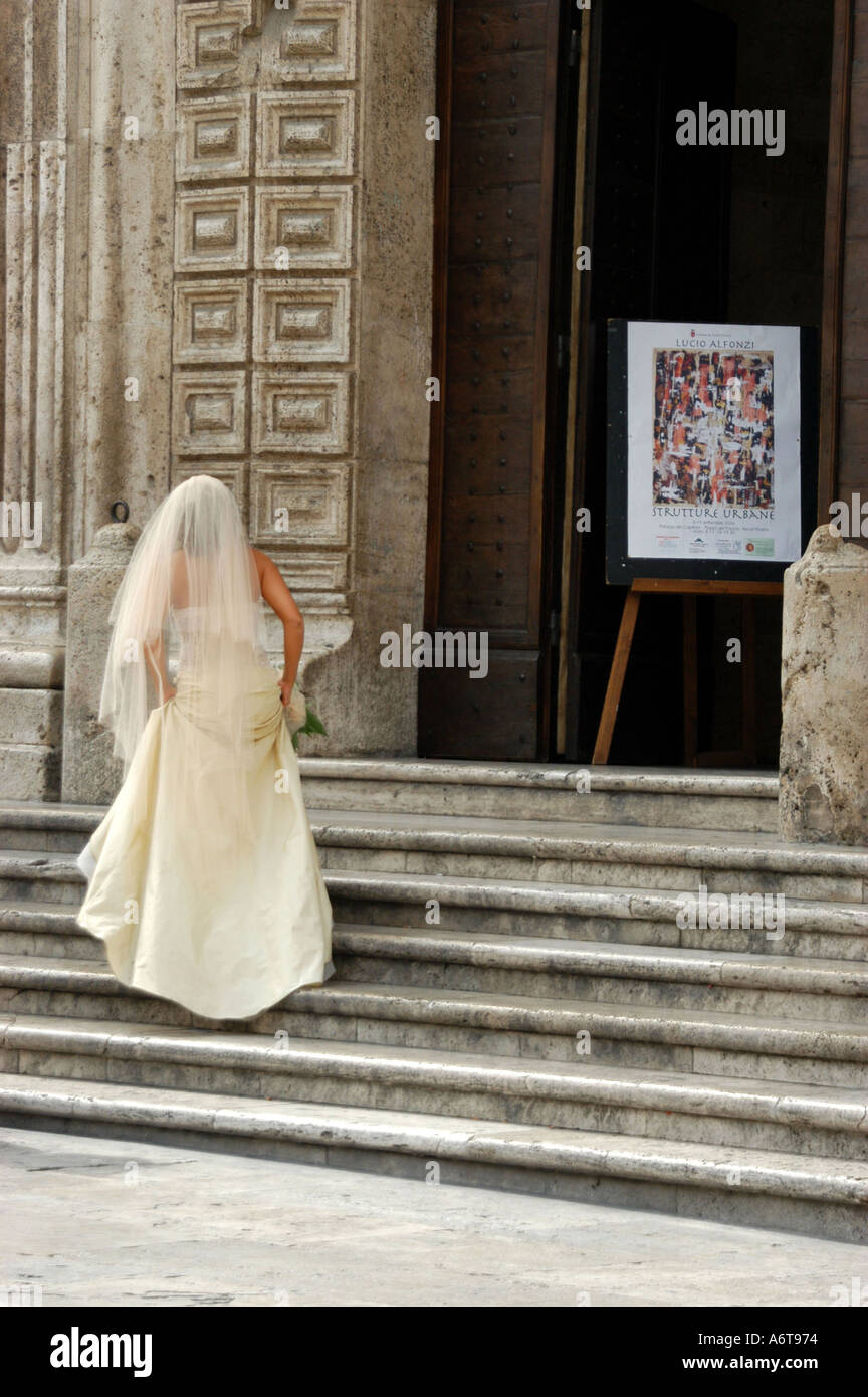 Tür-Braut und Schritte Palast der Kapitäne Piazza del Popolo Ascoli Piceno Le Marche Italien Stockfoto