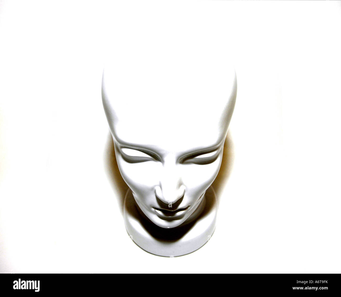 weißer Kopf glatt horizontale Farbe Farbe Glatze Glatze Mann männlich alien pures Design Kunst Sci-Fi Science Fiction Zukunft futuristisch Stockfoto