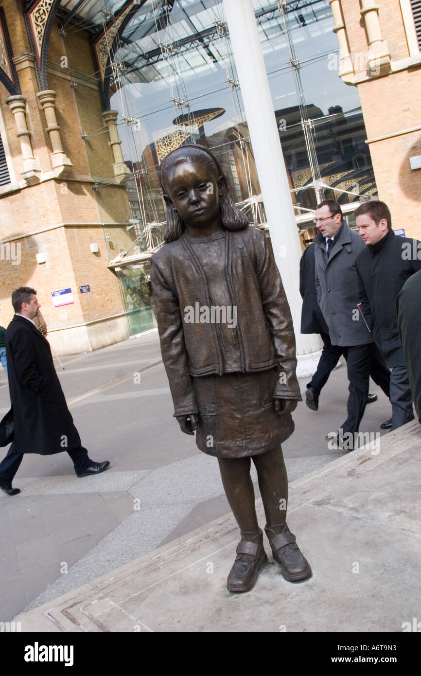 Statue des zweiten Weltkriegs Flüchtlingskind am Bahnhof Liverpool Street in der City of London GB UK Stockfoto