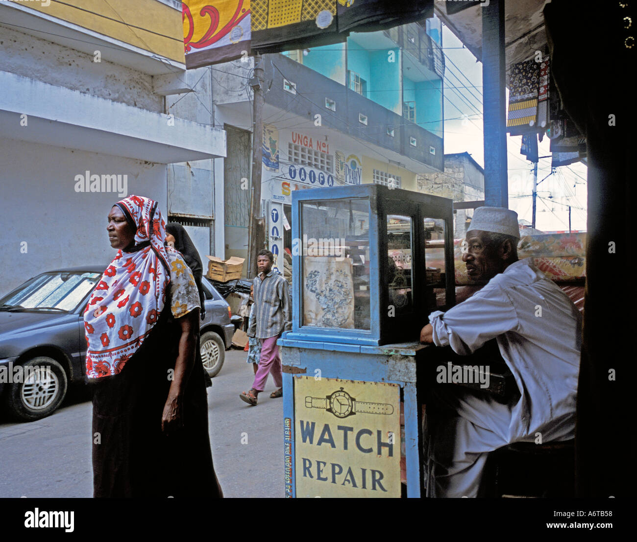 Afrika Kenia Mombasa muslimischen Mann verkaufende Uhren aus Straße stehen, weil muslimische Passanten vorbeigehen Stockfoto