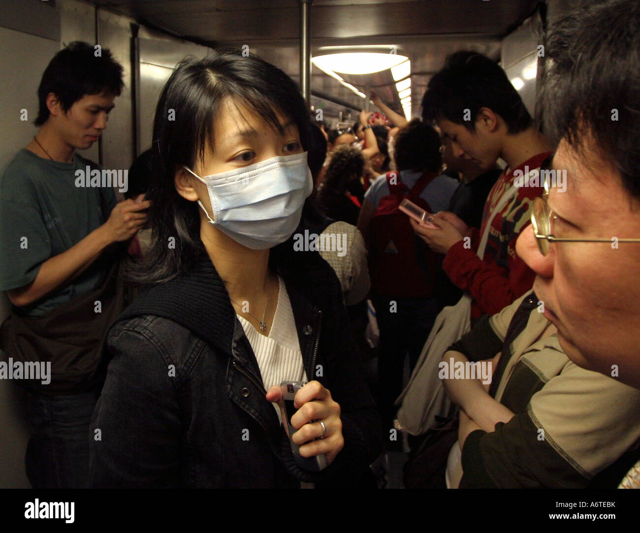 Frau mit Gesichtsmaske in Hong Kong u-Bahn Stockfoto