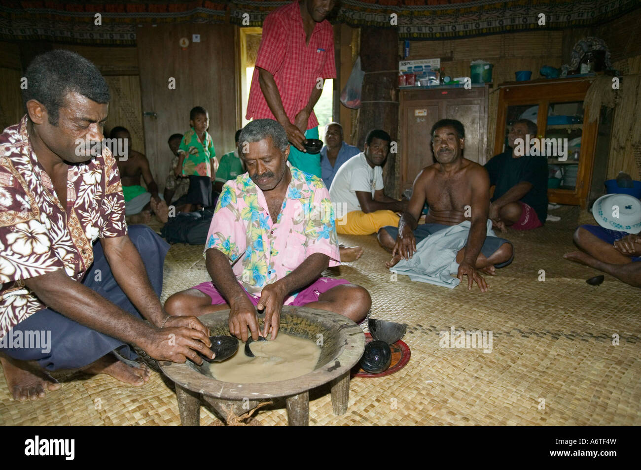 Eine Zeremonie in der Häuptlinge Hütte Navala Dorf, Fidschi-Inseln Trinken Kava Stockfoto