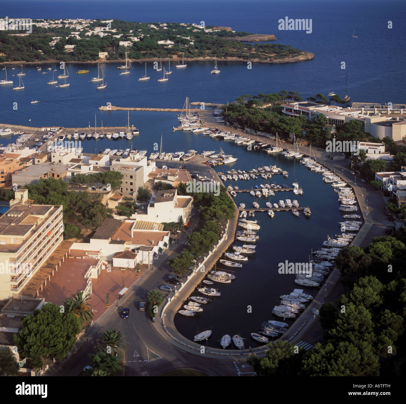 Luftaufnahme, Blick nach Osten über den Yachthafen, kleine Harbourand Bucht von Porto Petro in der Nähe von Santanyi, Ostküste Mallorca, Cala D'Or, Bal Stockfoto