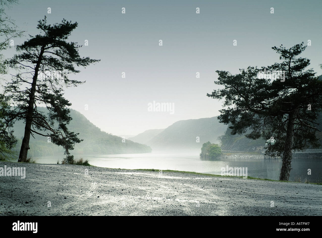 See mit den Bergen im Hintergrund Stockfoto