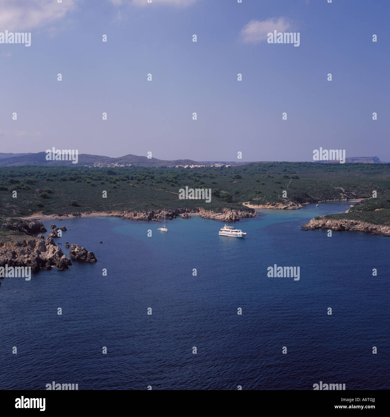 Luftbild - geschützten Liegeplatz mit Motoryacht und Segelyacht am Anker + abgeschiedene Buchten und Strände zwischen Port d'Addaia ein Stockfoto