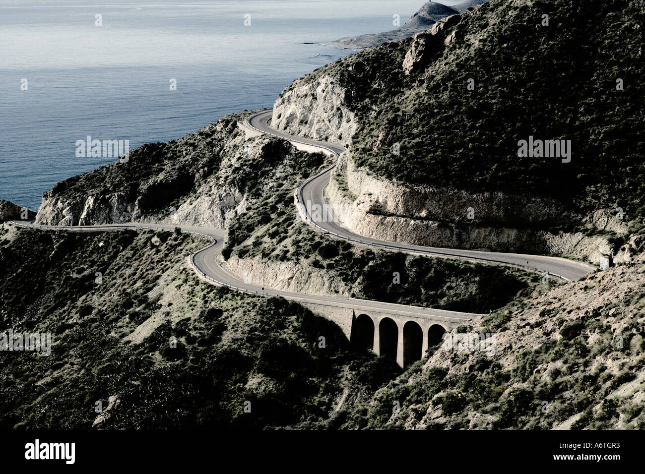 Lange kurvenreiche Straße in Almeria, Spanien Stockfoto