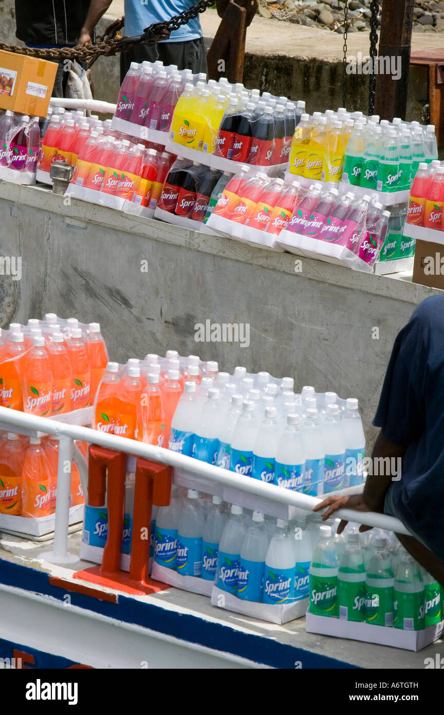 Laden ein Versorgungsschiff mit Getränke für den Mananucas-Inseln, Fidschi Stockfoto