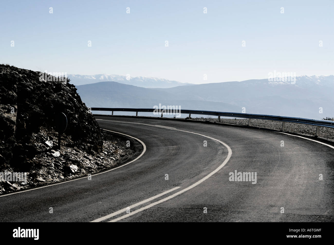 Die offene Straße mit der Sierra Nevada im Hintergrund Stockfoto