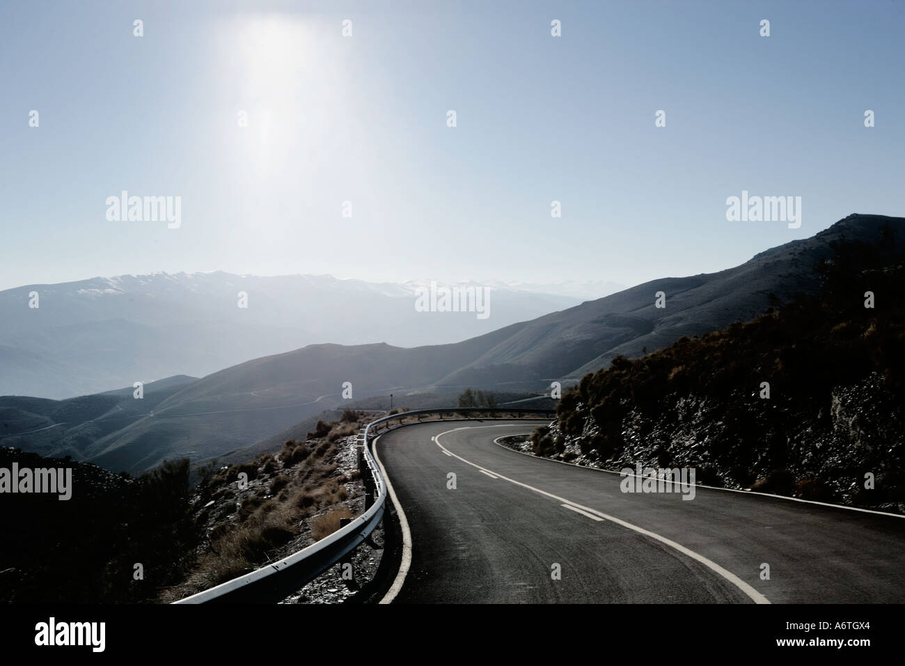 Die offene Straße mit der Sierra Nevada im Hintergrund Stockfoto