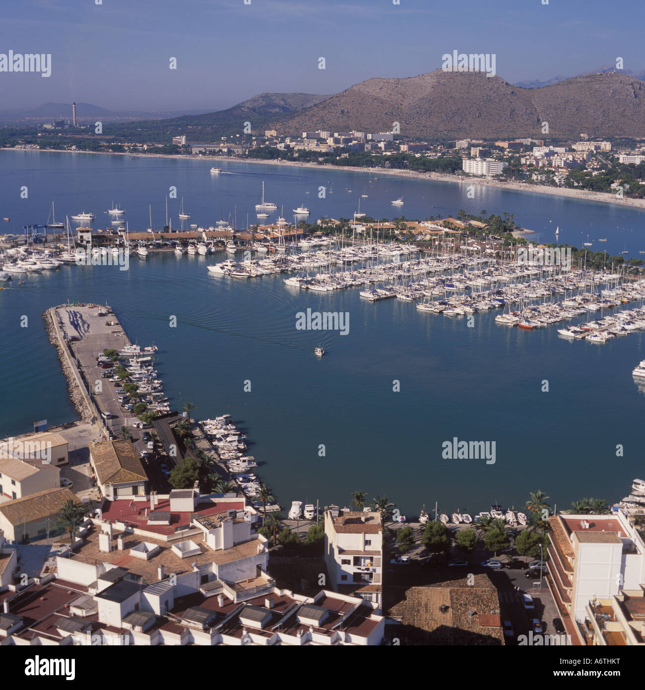 Luftaufnahme von Alcudiamar Marina - aussehende West in Richtung Alcudia Beach, Alcudia, Norden Osten Mallorca, Balearen, Spanien. 20 Stockfoto