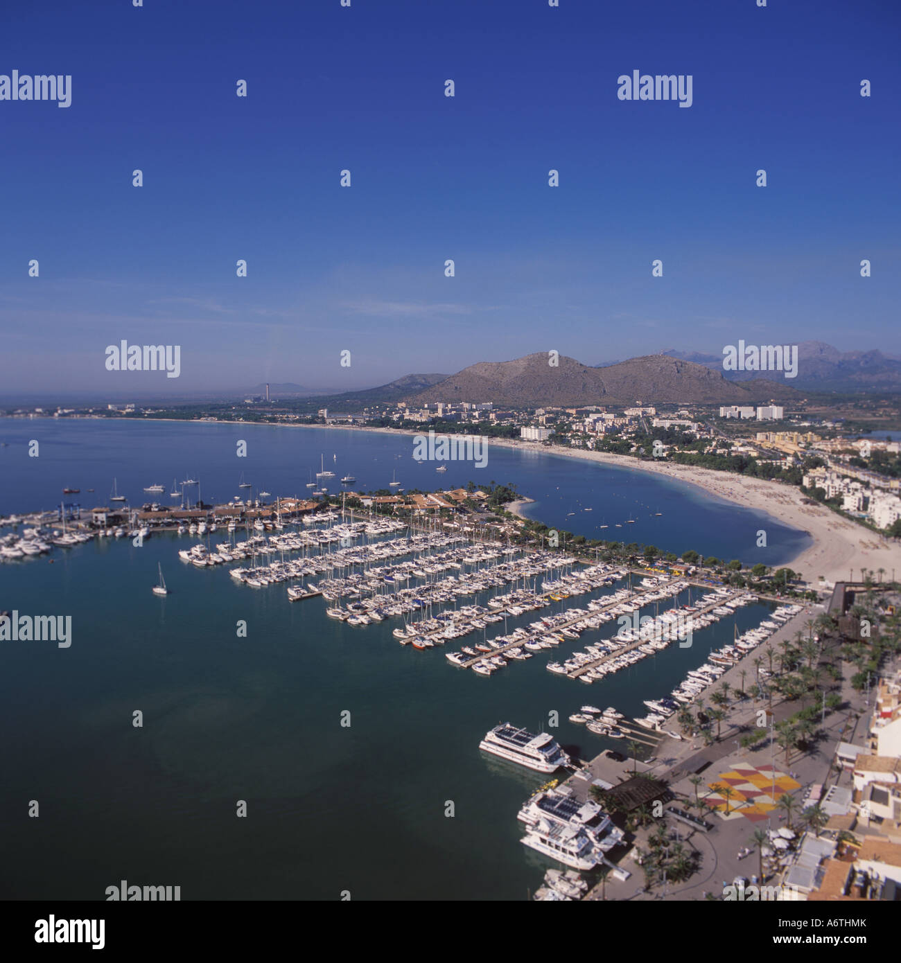 Luftaufnahme von Puerto Alcudia und Alcudiamar Marina mit Blick auf den Strand von Puerto Alcudia, Nord-Ost-Mallorca, Balearen Stockfoto