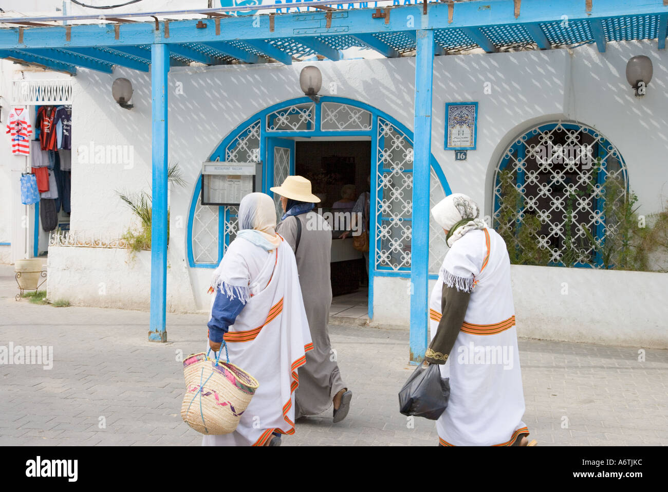 Baum-Frauen in traditioneller Tracht auf Marktplatz in Houmt Souk Djerba Tunesien Stockfoto