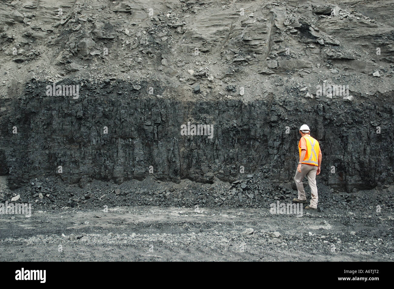 Bergmann-Ingenieur inspiziert Kohlenflöz offen geschnittene Kohle mir Queensland Australien Stockfoto