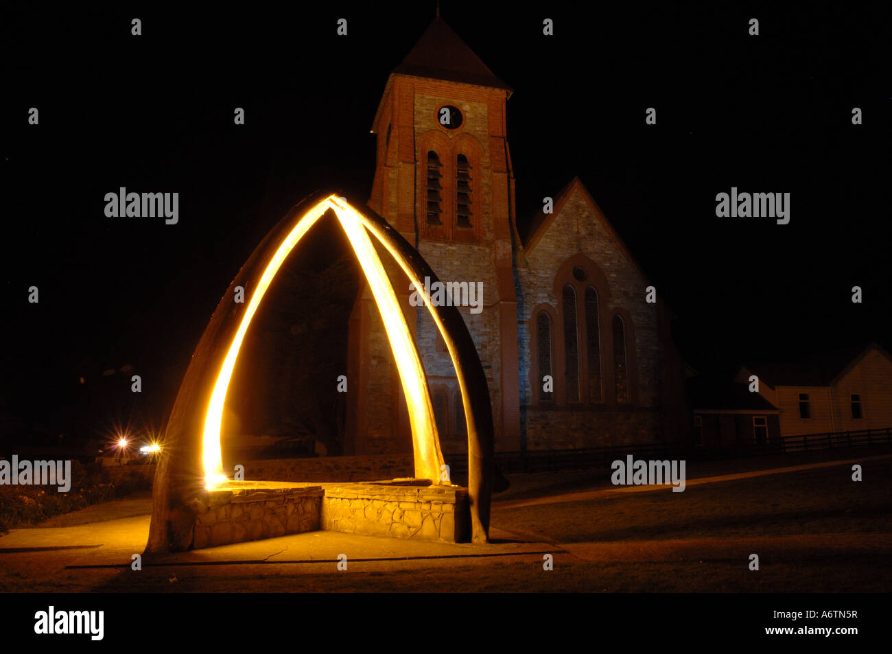 Christ Church Cathedral und Walknochen Bogen, Stanley, Hauptstadt der Falkland-Inseln-Nacht-Shooting Stockfoto