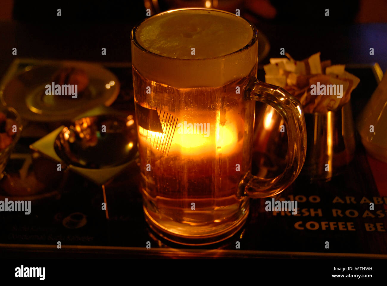 Bierkrug gefüllt mit Bier Stockfoto