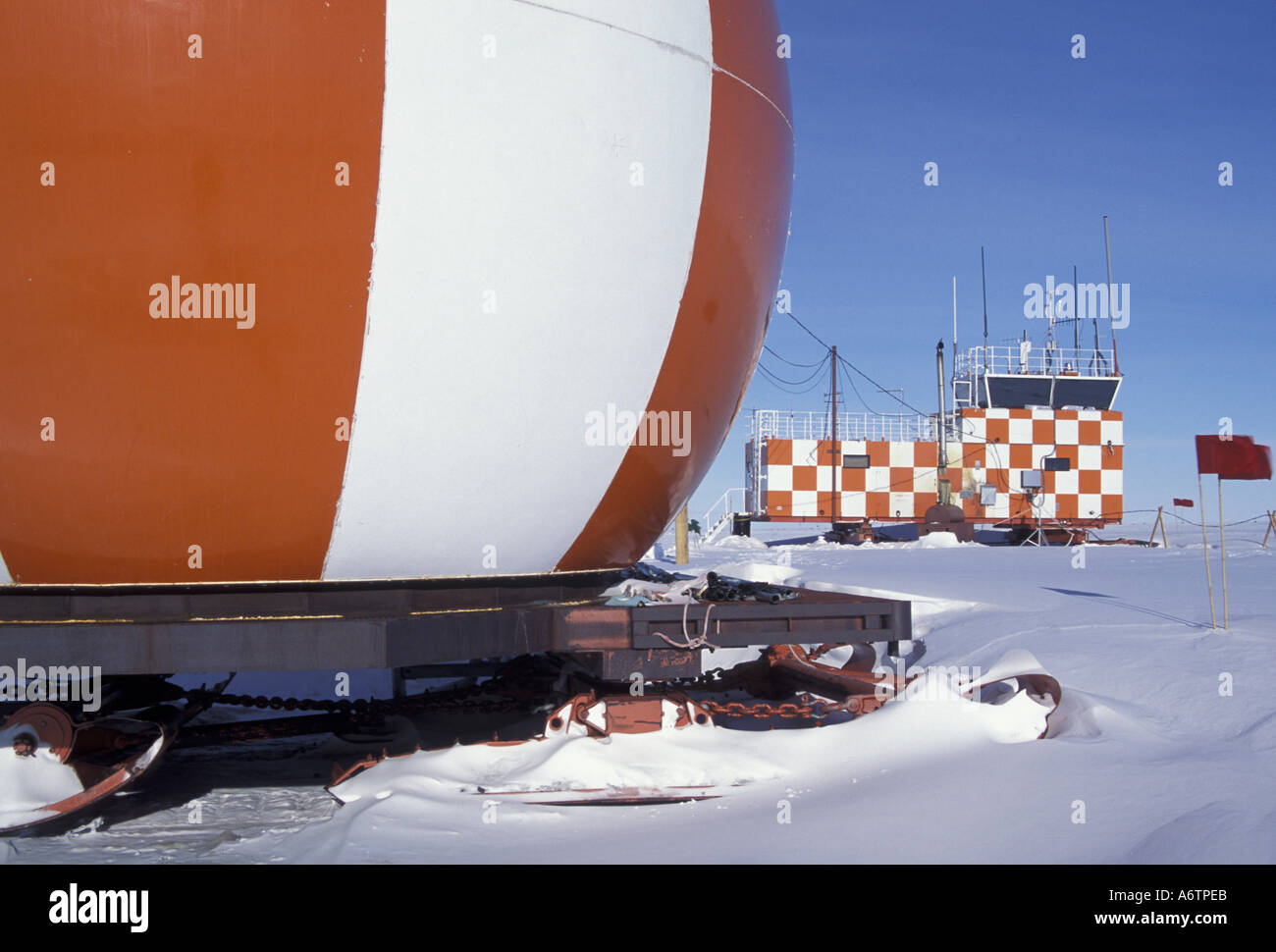 Antarktis, McMurdo-Sund, Eis-Start-und Landebahn, Radarkuppel und Kontrollturm Stockfoto Antarktis, McMurdo-Sund, Eis-Start-und Landebahn, Radarkuppel und Kontrollturm Stockfoto