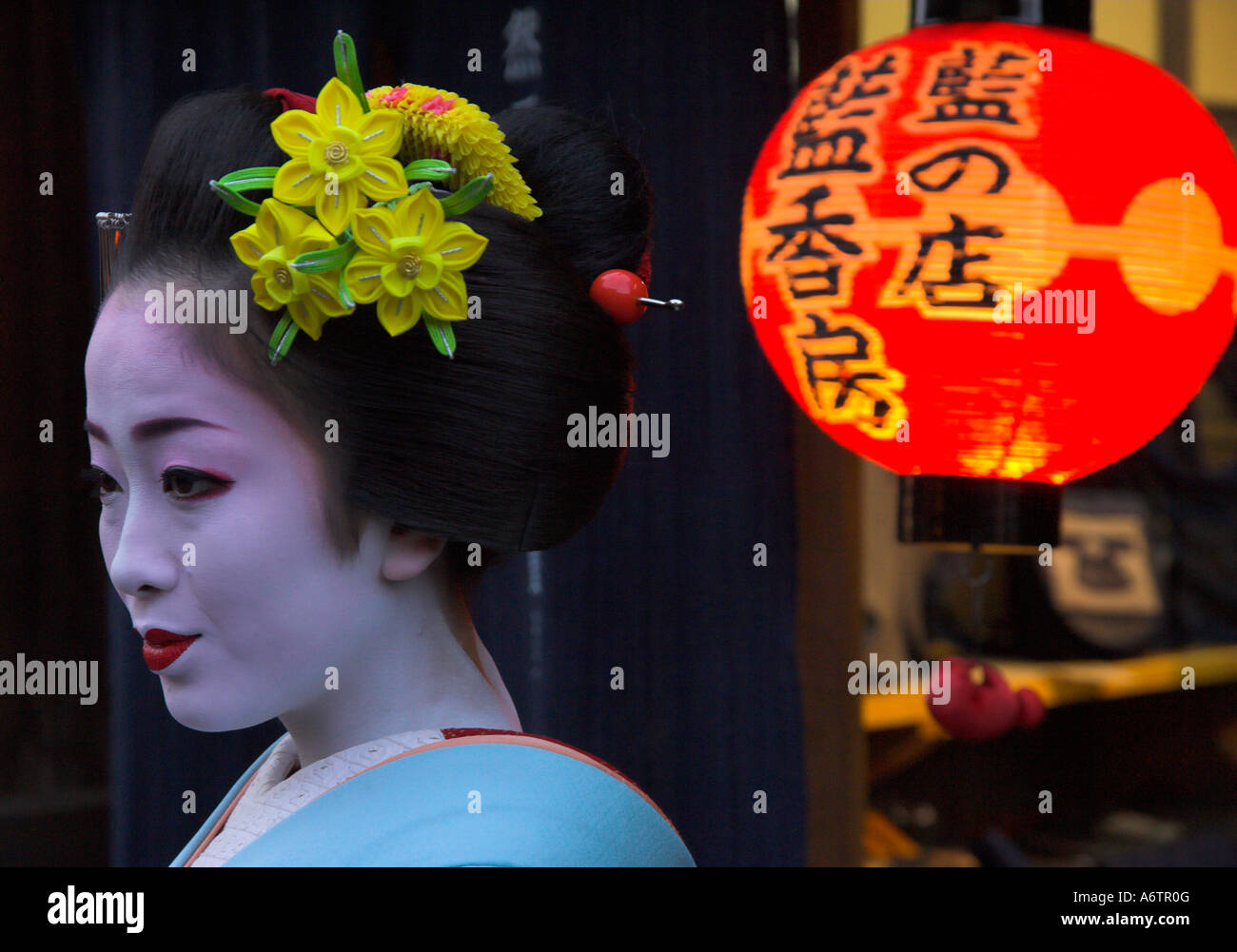 Japan zentralen Honshu Kansai Kyoto Gion Nachbarschaft Gion Corner Porträt einer Geisha in traditioneller Kleidung und Frisur mit hang Stockfoto